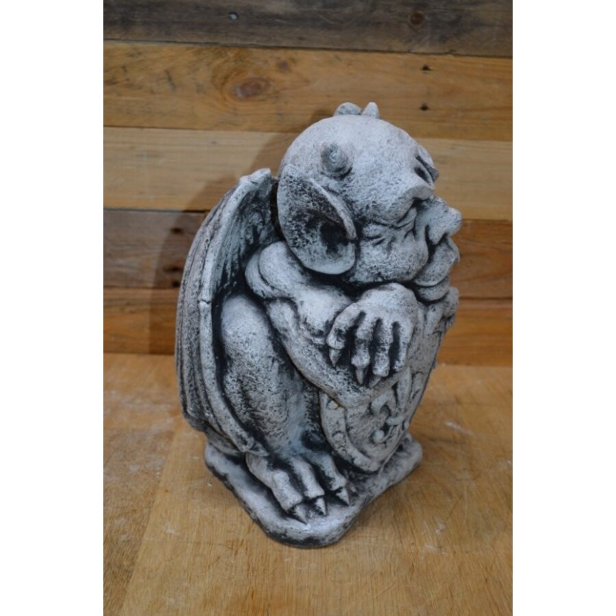 Waterspuwer leunend op schild – gotisch betonnen tuinbeeld-3