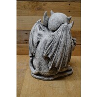 thumb-Waterspuwer leunend op schild – gotisch betonnen tuinbeeld-4