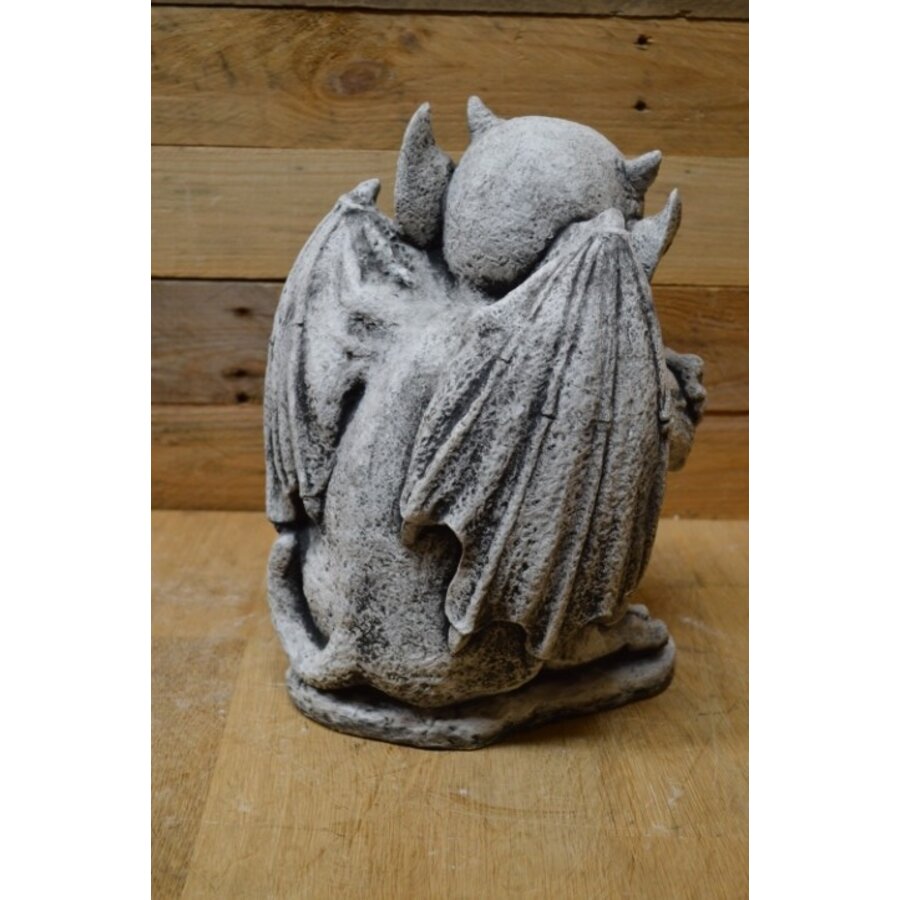 Waterspuwer leunend op schild – gotisch betonnen tuinbeeld-4