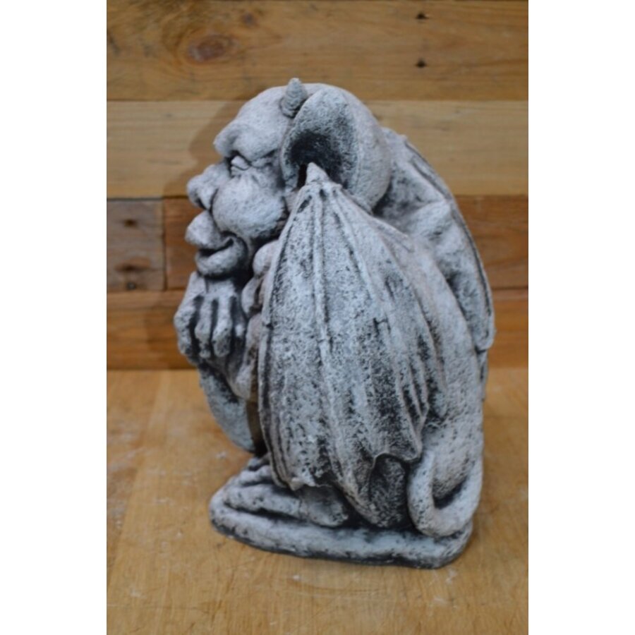 Waterspuwer leunend op schild – gotisch betonnen tuinbeeld-5