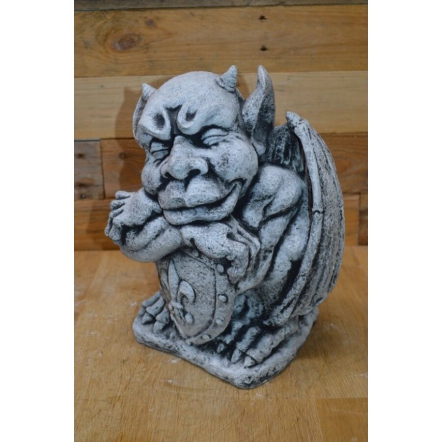 Waterspuwer leunend op schild – gotisch betonnen tuinbeeld-1