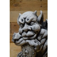 thumb-Waterspuwer leunend op schild – gotisch betonnen tuinbeeld-6