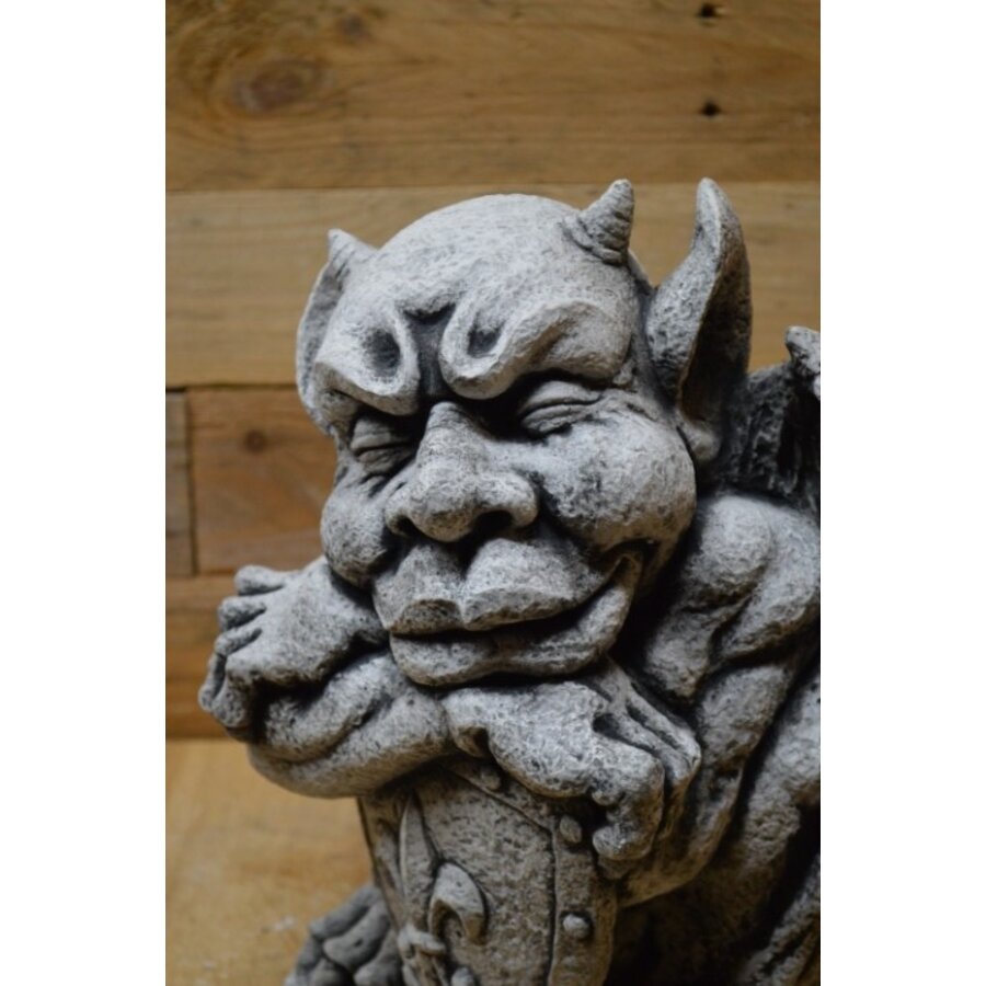 Waterspuwer leunend op schild – gotisch betonnen tuinbeeld-6