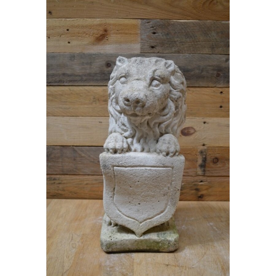Tweedehands betonnen beeld van een leeuw met wapenschild en geleefd uiterlijk-2
