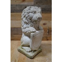 thumb-Tweedehands betonnen beeld van een leeuw met wapenschild en geleefd uiterlijk-3