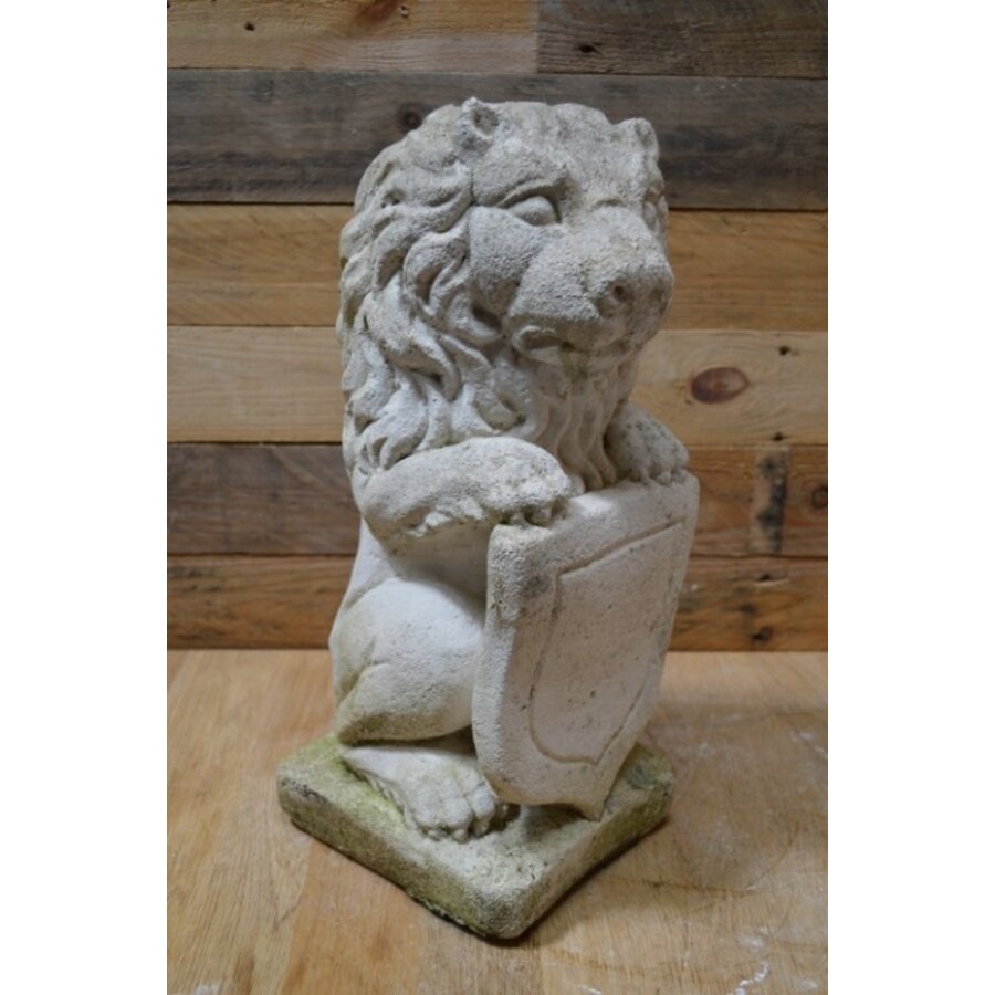 Tweedehands betonnen beeld van een leeuw met wapenschild en geleefd uiterlijk-3