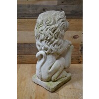 thumb-Tweedehands betonnen beeld van een leeuw met wapenschild en geleefd uiterlijk-4