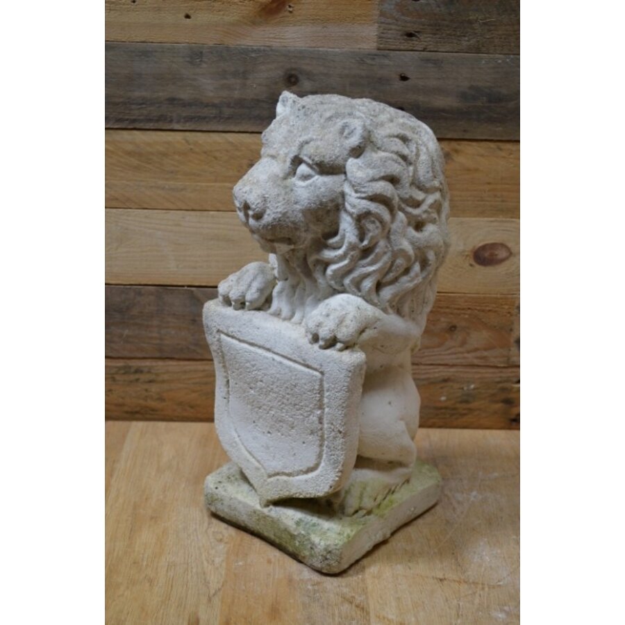 Tweedehands betonnen beeld van een leeuw met wapenschild en geleefd uiterlijk-1