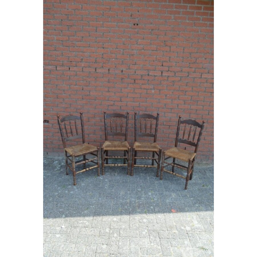 Set van 4 antieke Hollandse keukenstoelen met biezen zitting-1