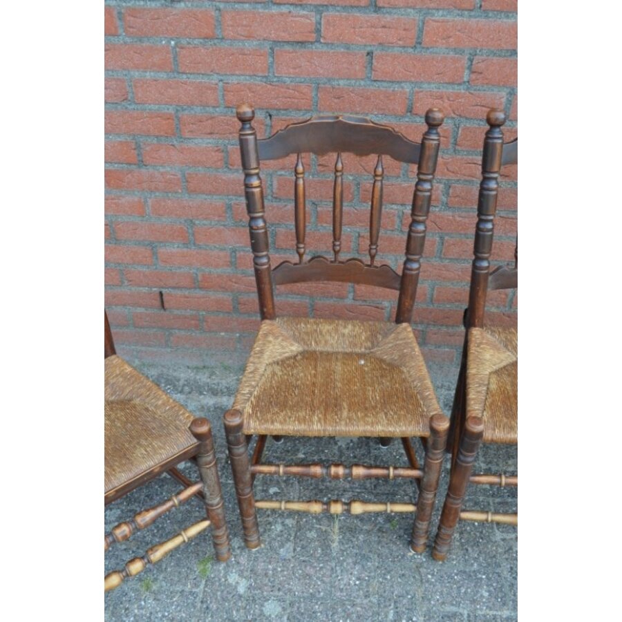 Set van 4 antieke Hollandse keukenstoelen met biezen zitting-3