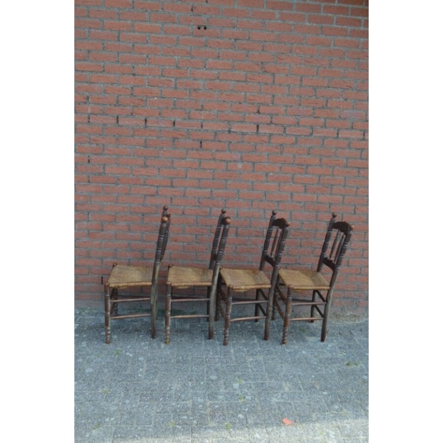 Set van 4 antieke Hollandse keukenstoelen met biezen zitting-4