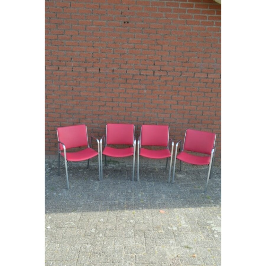 4 vintage metalen stapelstoelen met donkerrode skai bekleding-2