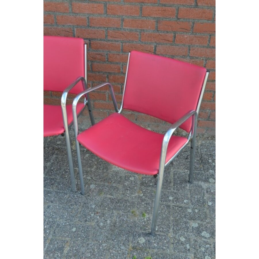 4 vintage metalen stapelstoelen met donkerrode skai bekleding-3