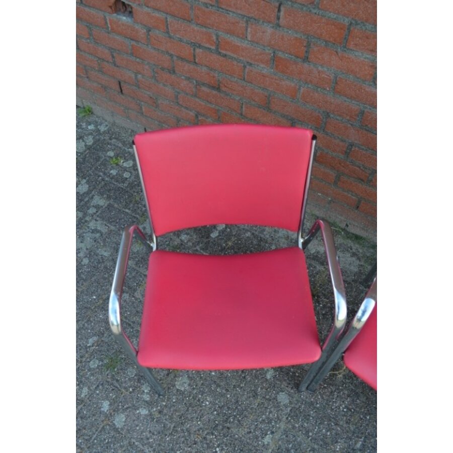 4 vintage metalen stapelstoelen met donkerrode skai bekleding-4