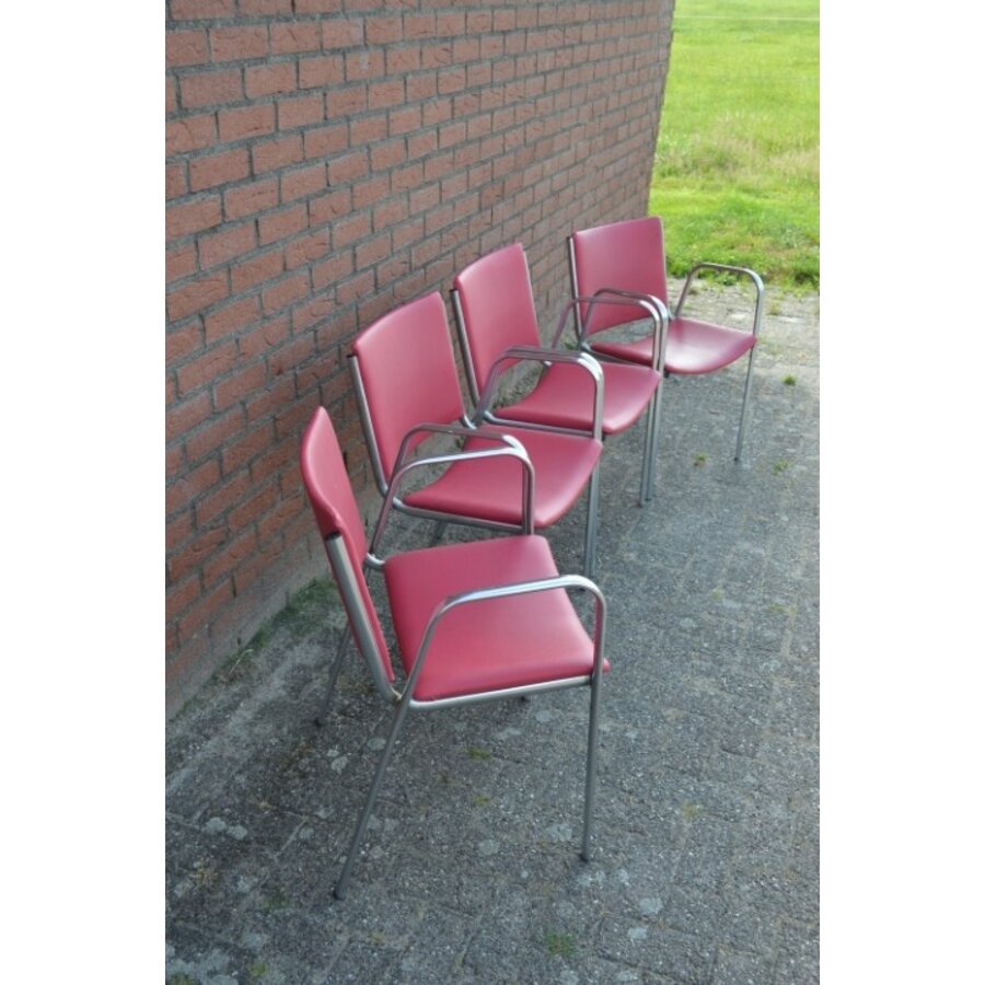 4 vintage metalen stapelstoelen met donkerrode skai bekleding-5