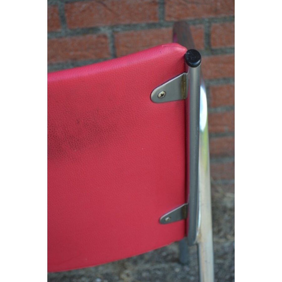 4 vintage metalen stapelstoelen met donkerrode skai bekleding-7