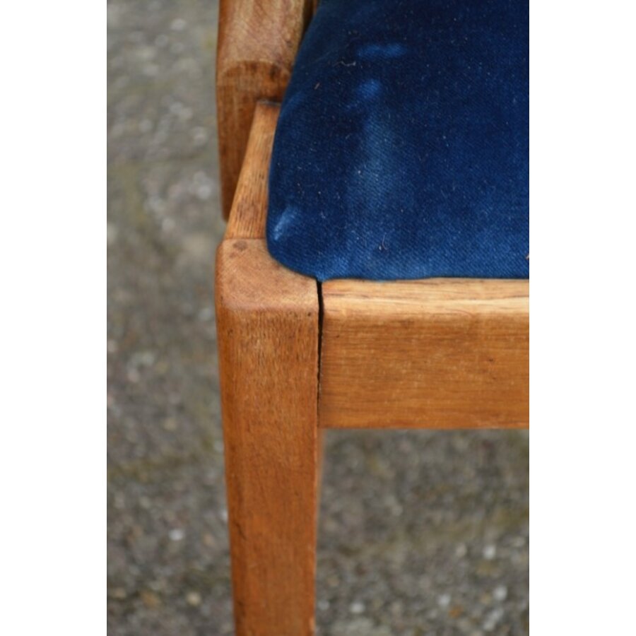6 vintage eiken stoelen met blauw velours zitting en rugleuning-10