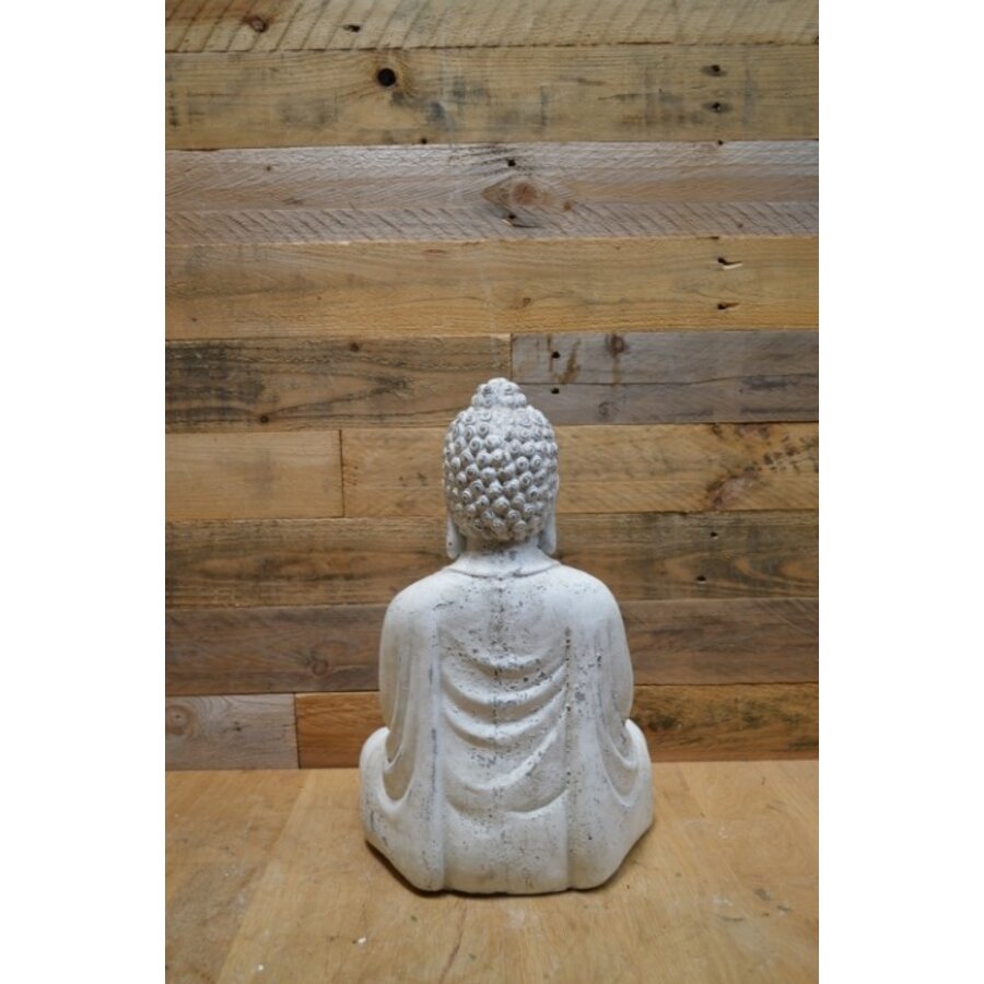 Tweedehands betonnen boeddha – Wit geschilderd met verweerde verf en lichte beschadiging-3