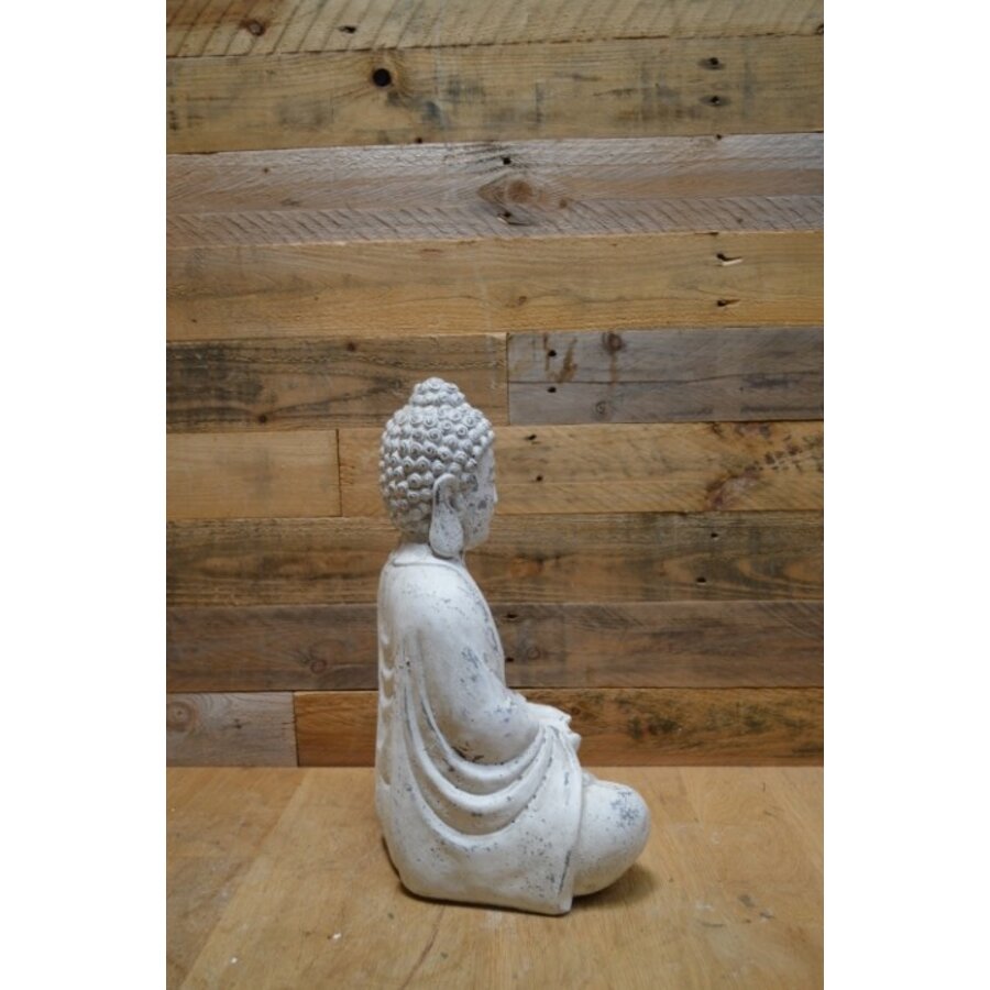 Tweedehands betonnen boeddha – Wit geschilderd met verweerde verf en lichte beschadiging-4