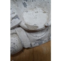 thumb-Tweedehands betonnen boeddha – Wit geschilderd met verweerde verf en lichte beschadiging-5