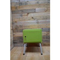 Retro nachtkastje in appelgroen met buizenpootjes en rechtsdraaiend deurtje