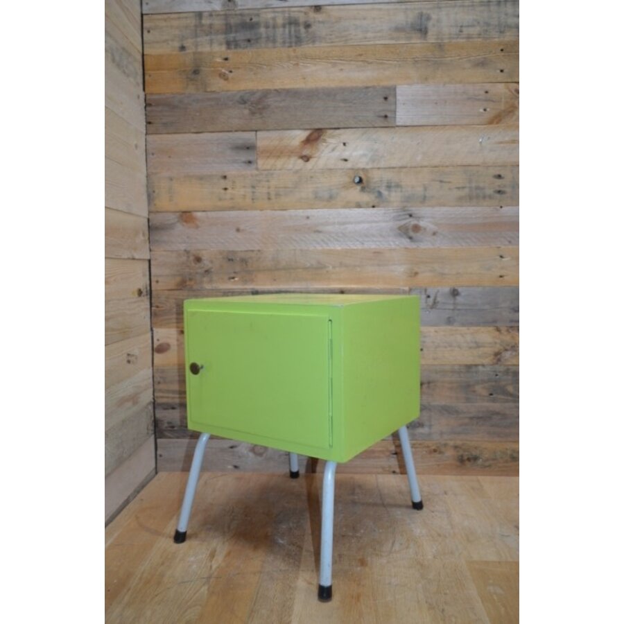 Retro nachtkastje in appelgroen met buizenpootjes en rechtsdraaiend deurtje-2