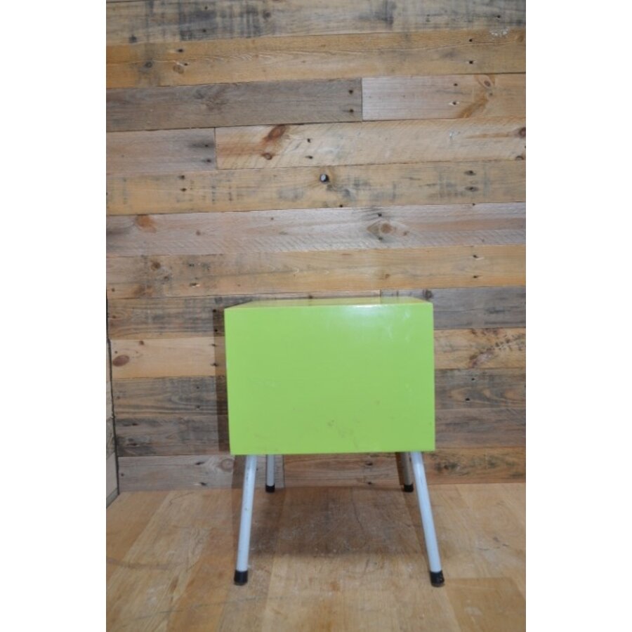 Retro nachtkastje in appelgroen met buizenpootjes en rechtsdraaiend deurtje-4