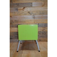 Retro nachtkastje in appelgroen met buizenpootjes en rechtsdraaiend deurtje