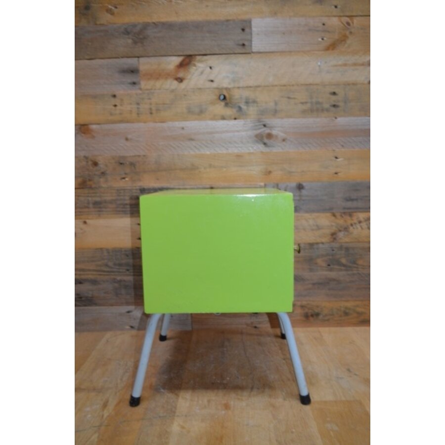 Retro nachtkastje in appelgroen met buizenpootjes en rechtsdraaiend deurtje-5