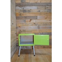 thumb-Retro nachtkastje in appelgroen met buizenpootjes en rechtsdraaiend deurtje-6