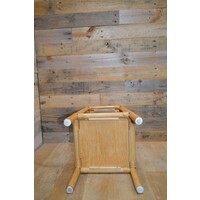 Vintage rotan tafeltje met houten blad en gelakte afwerking