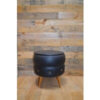 thumb-Retro poef zwart skai met rode kunststof verdeler, houten pootjes jaren ’60-1