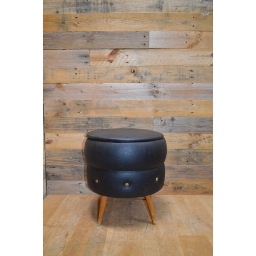 Retro poef zwart skai met rode kunststof verdeler, houten pootjes jaren ’60-1