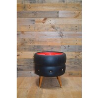 thumb-Retro poef zwart skai met rode kunststof verdeler, houten pootjes jaren ’60-2