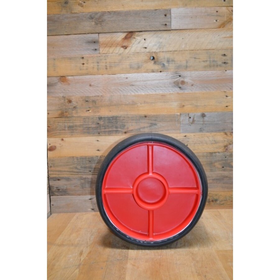 Retro poef zwart skai met rode kunststof verdeler, houten pootjes jaren ’60-3