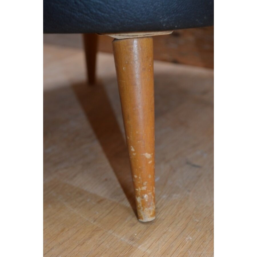 Retro poef zwart skai met rode kunststof verdeler, houten pootjes jaren ’60-5