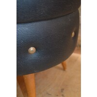 thumb-Retro poef zwart skai met rode kunststof verdeler, houten pootjes jaren ’60-6