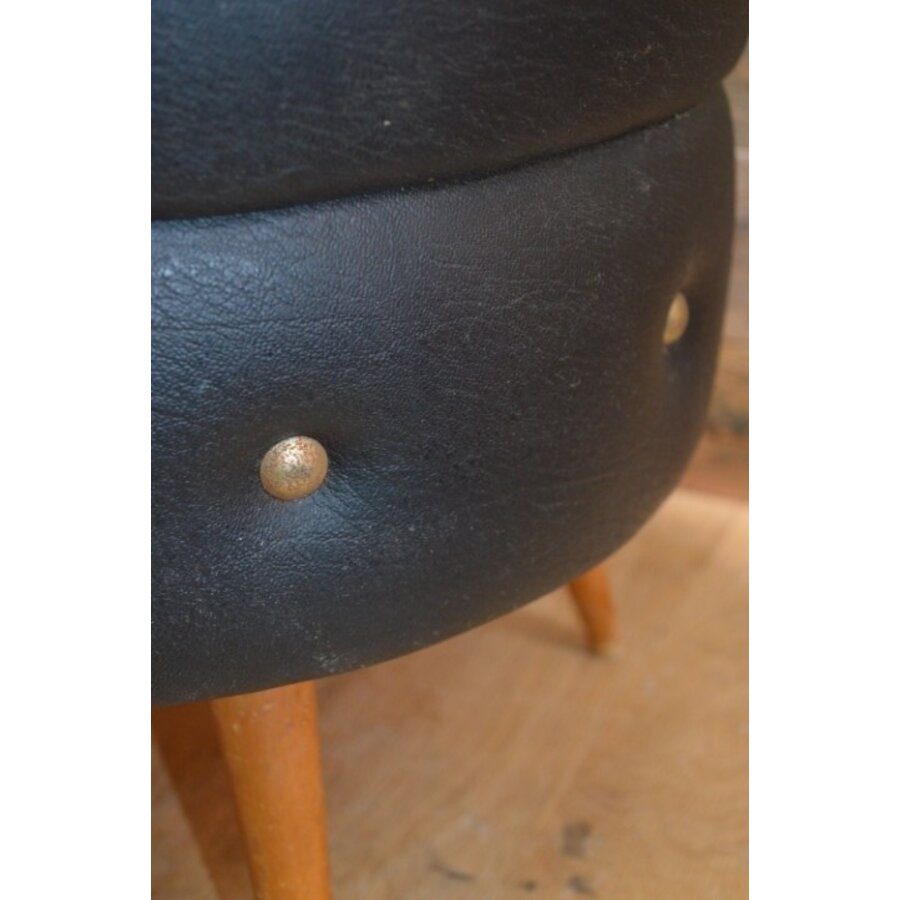 Retro poef zwart skai met rode kunststof verdeler, houten pootjes jaren ’60-6