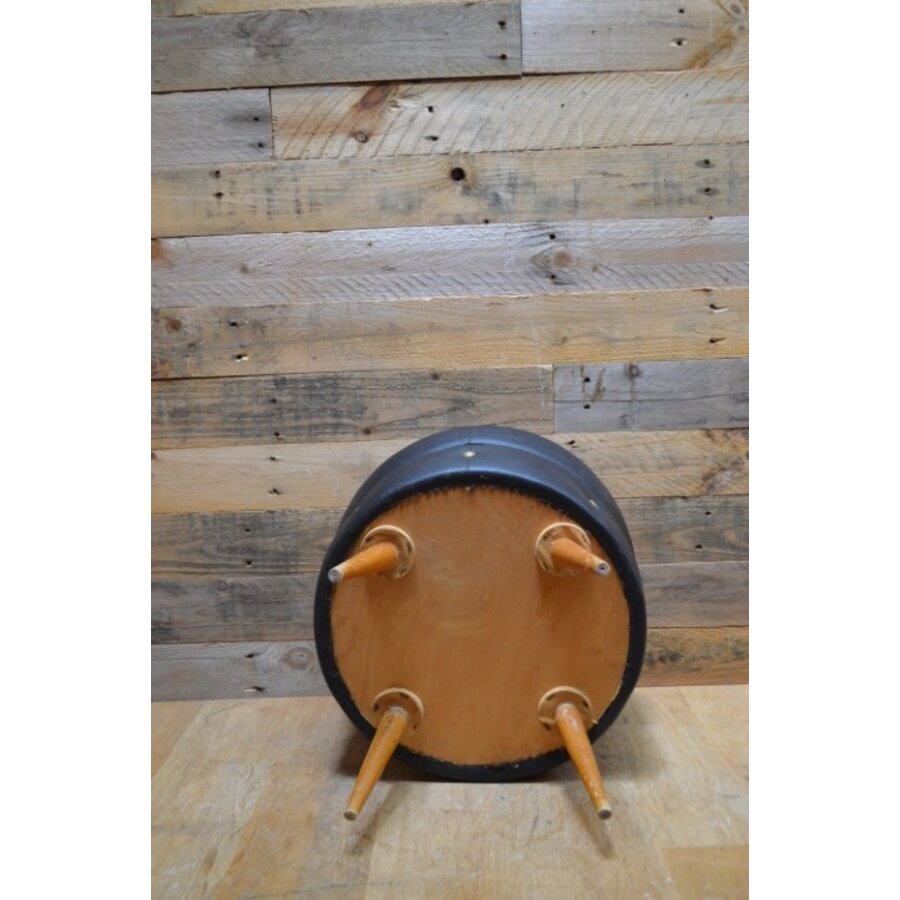 Retro poef zwart skai met rode kunststof verdeler, houten pootjes jaren ’60-7