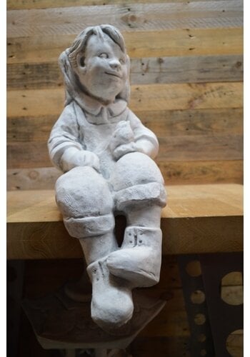 Betonnen beeld zittend meisje met vogel 