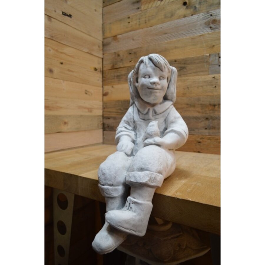 Betonnen beeld van een zittend meisje met vogel-2