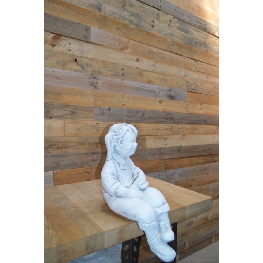 Betonnen beeld van een zittend meisje met vogel-3