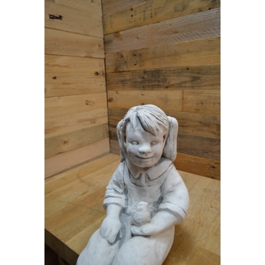 Betonnen beeld van een zittend meisje met vogel-4