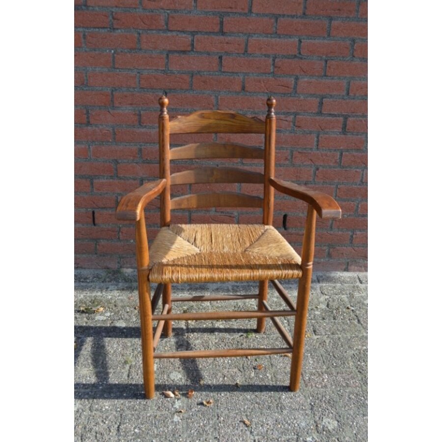 Vintage houten knopstoel met armleuningen en biezen zitting-2