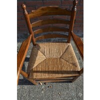 thumb-Vintage houten knopstoel met armleuningen en biezen zitting-3