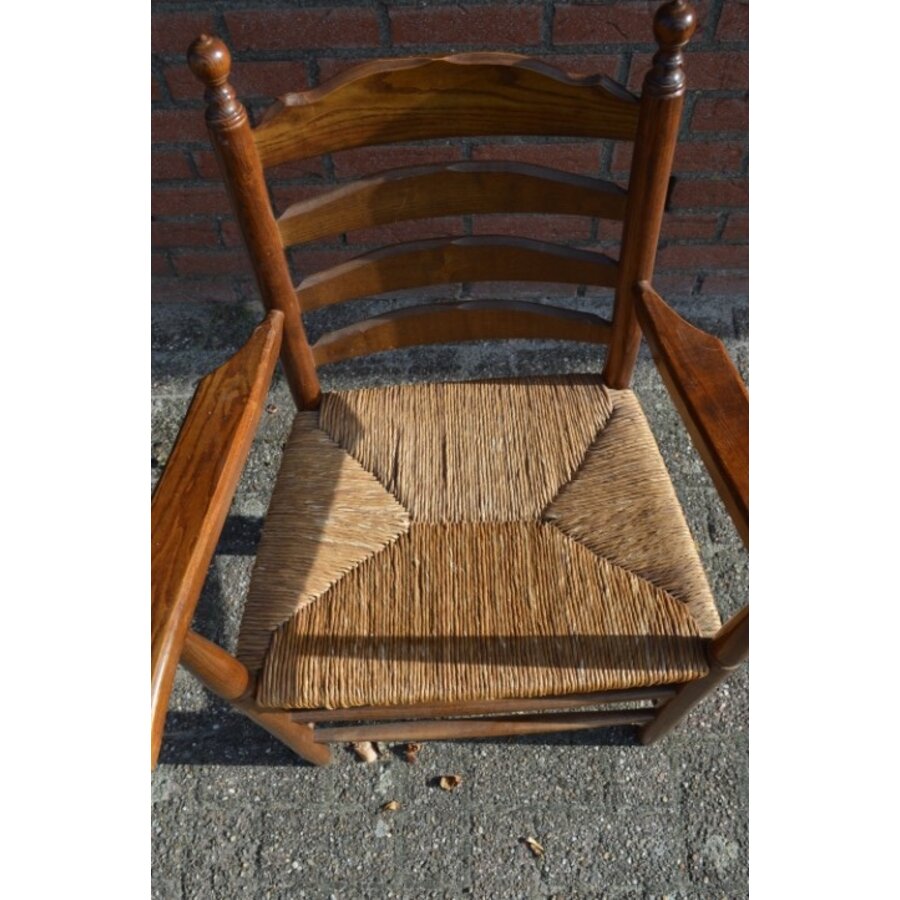 Vintage houten knopstoel met armleuningen en biezen zitting-3