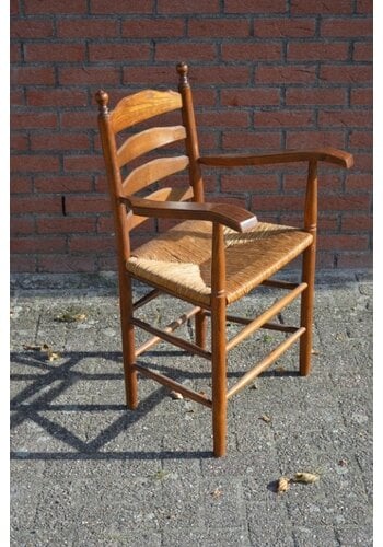 Knopstoel hout met biezen zitting 