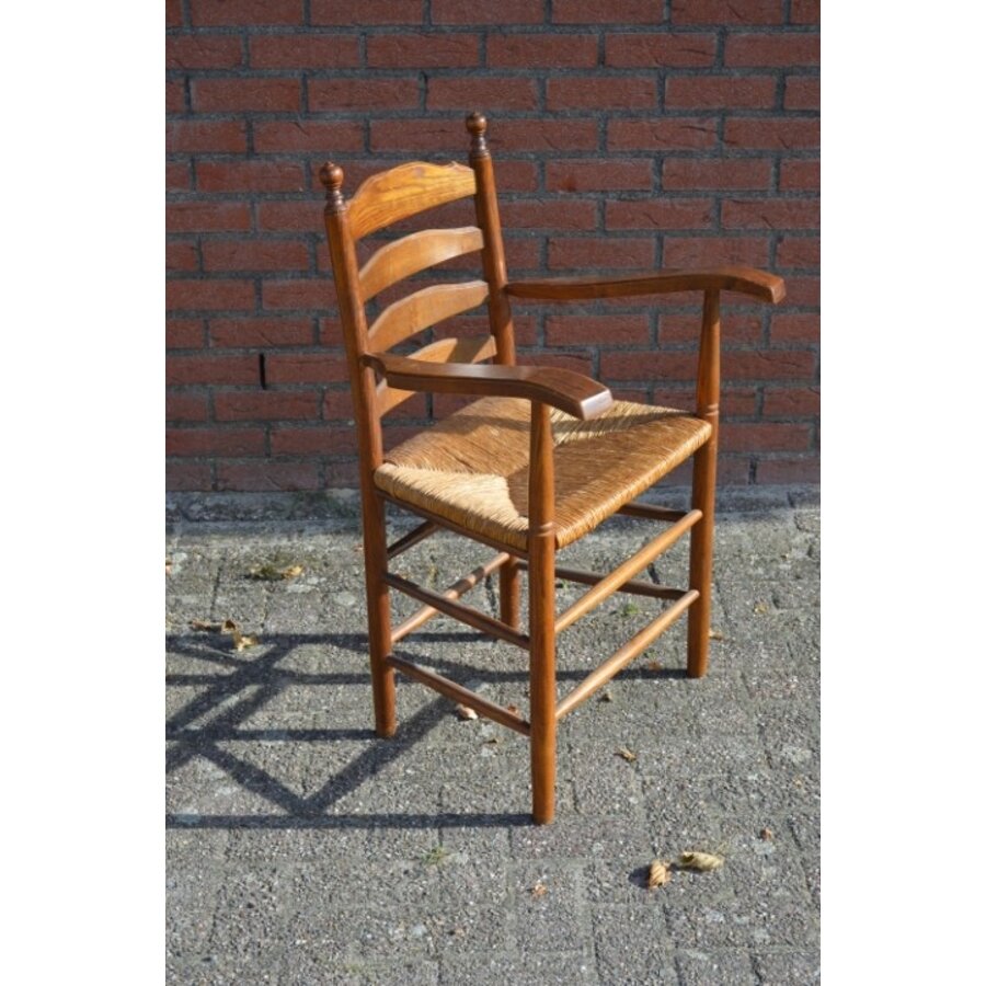 Vintage houten knopstoel met armleuningen en biezen zitting-1