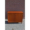 LoodsVol, Tweedehands Mid Century kastje – retro houten schuifdeurkast jaren 60