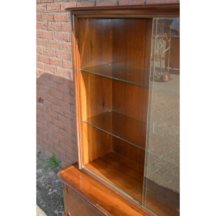 Vintage servieskast Queen-Ann met glazen schuifdeurtjes en onderkast-4